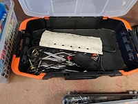 Doorzichtige kunststof opbergbakken gevuld met schildersbenodigdheden, handgereedschap, schroeven, pluggen. accuschroevendraaier bosch ixo met oplaadstation, elektrisch lijmpistool - afbeelding 2 van  12