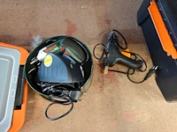 Doorzichtige kunststof opbergbakken gevuld met schildersbenodigdheden, handgereedschap, schroeven, pluggen. accuschroevendraaier bosch ixo met oplaadstation, elektrisch lijmpistool - afbeelding 3 van  12