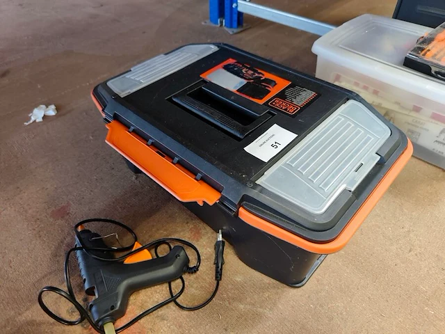 Doorzichtige kunststof opbergbakken gevuld met schildersbenodigdheden, handgereedschap, schroeven, pluggen. accuschroevendraaier bosch ixo met oplaadstation, elektrisch lijmpistool - afbeelding 4 van  12