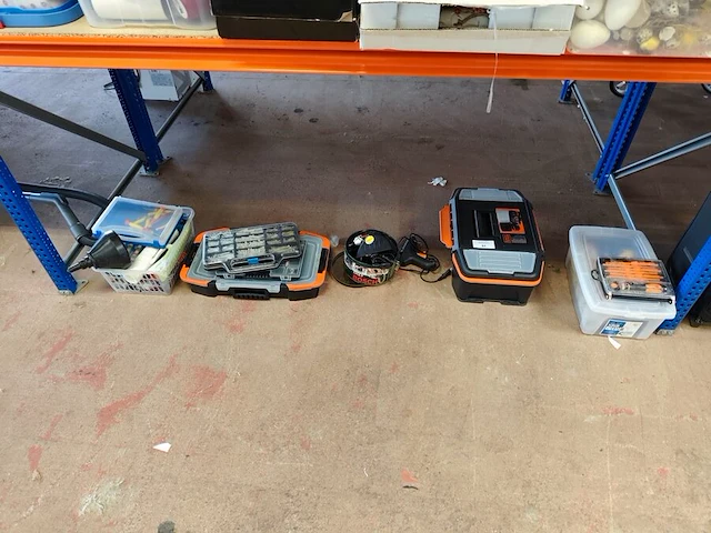 Doorzichtige kunststof opbergbakken gevuld met schildersbenodigdheden, handgereedschap, schroeven, pluggen. accuschroevendraaier bosch ixo met oplaadstation, elektrisch lijmpistool - afbeelding 1 van  12