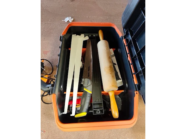 Doorzichtige kunststof opbergbakken gevuld met schildersbenodigdheden, handgereedschap, schroeven, pluggen. accuschroevendraaier bosch ixo met oplaadstation, elektrisch lijmpistool - afbeelding 5 van  12