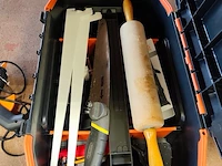 Doorzichtige kunststof opbergbakken gevuld met schildersbenodigdheden, handgereedschap, schroeven, pluggen. accuschroevendraaier bosch ixo met oplaadstation, elektrisch lijmpistool - afbeelding 5 van  12