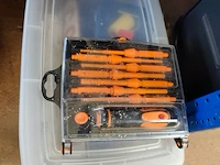 Doorzichtige kunststof opbergbakken gevuld met schildersbenodigdheden, handgereedschap, schroeven, pluggen. accuschroevendraaier bosch ixo met oplaadstation, elektrisch lijmpistool - afbeelding 6 van  12