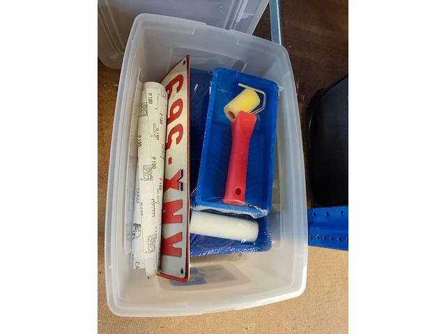 Doorzichtige kunststof opbergbakken gevuld met schildersbenodigdheden, handgereedschap, schroeven, pluggen. accuschroevendraaier bosch ixo met oplaadstation, elektrisch lijmpistool - afbeelding 7 van  12