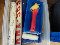 Doorzichtige kunststof opbergbakken gevuld met schildersbenodigdheden, handgereedschap, schroeven, pluggen. accuschroevendraaier bosch ixo met oplaadstation, elektrisch lijmpistool - afbeelding 7 van  12