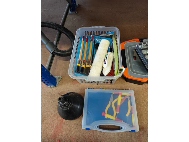 Doorzichtige kunststof opbergbakken gevuld met schildersbenodigdheden, handgereedschap, schroeven, pluggen. accuschroevendraaier bosch ixo met oplaadstation, elektrisch lijmpistool - afbeelding 8 van  12
