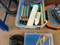 Doorzichtige kunststof opbergbakken gevuld met schildersbenodigdheden, handgereedschap, schroeven, pluggen. accuschroevendraaier bosch ixo met oplaadstation, elektrisch lijmpistool - afbeelding 8 van  12