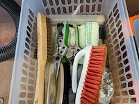 Doorzichtige kunststof opbergbakken gevuld met schildersbenodigdheden, handgereedschap, schroeven, pluggen. accuschroevendraaier bosch ixo met oplaadstation, elektrisch lijmpistool - afbeelding 9 van  12