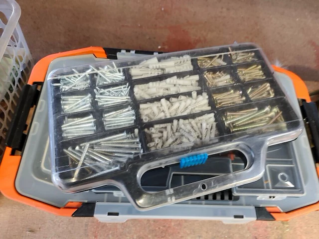 Doorzichtige kunststof opbergbakken gevuld met schildersbenodigdheden, handgereedschap, schroeven, pluggen. accuschroevendraaier bosch ixo met oplaadstation, elektrisch lijmpistool - afbeelding 10 van  12