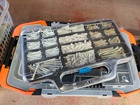 Doorzichtige kunststof opbergbakken gevuld met schildersbenodigdheden, handgereedschap, schroeven, pluggen. accuschroevendraaier bosch ixo met oplaadstation, elektrisch lijmpistool - afbeelding 10 van  12