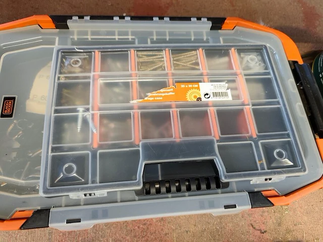 Doorzichtige kunststof opbergbakken gevuld met schildersbenodigdheden, handgereedschap, schroeven, pluggen. accuschroevendraaier bosch ixo met oplaadstation, elektrisch lijmpistool - afbeelding 11 van  12