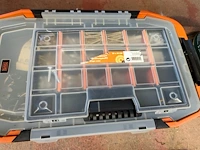 Doorzichtige kunststof opbergbakken gevuld met schildersbenodigdheden, handgereedschap, schroeven, pluggen. accuschroevendraaier bosch ixo met oplaadstation, elektrisch lijmpistool - afbeelding 11 van  12