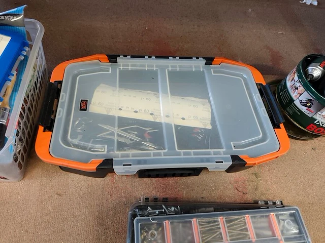 Doorzichtige kunststof opbergbakken gevuld met schildersbenodigdheden, handgereedschap, schroeven, pluggen. accuschroevendraaier bosch ixo met oplaadstation, elektrisch lijmpistool - afbeelding 12 van  12