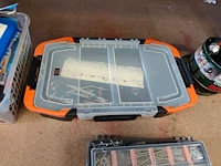 Doorzichtige kunststof opbergbakken gevuld met schildersbenodigdheden, handgereedschap, schroeven, pluggen. accuschroevendraaier bosch ixo met oplaadstation, elektrisch lijmpistool - afbeelding 12 van  12