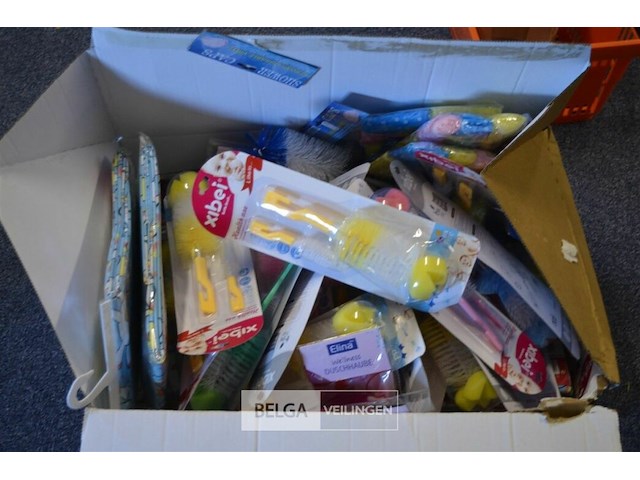 Doos div borstels, douchekapjes en gordijnen - afbeelding 1 van  5