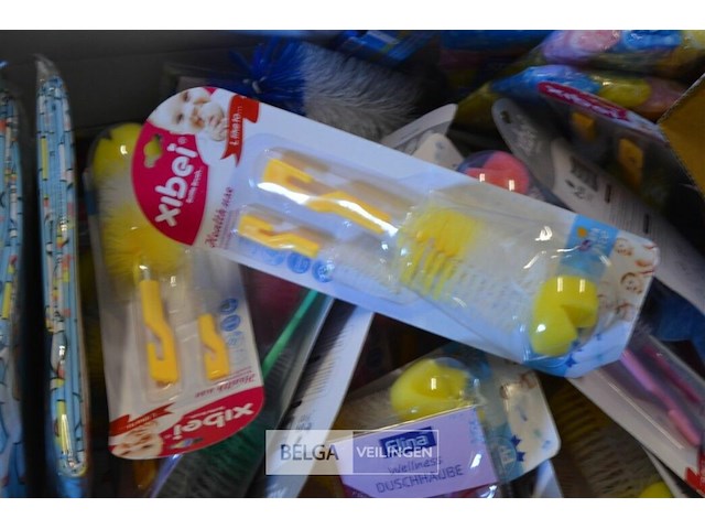 Doos div borstels, douchekapjes en gordijnen - afbeelding 2 van  5