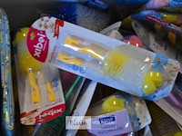 Doos div borstels, douchekapjes en gordijnen - afbeelding 2 van  5