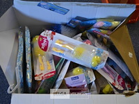 Doos div borstels, douchrkapjes en gordijnen - afbeelding 1 van  5