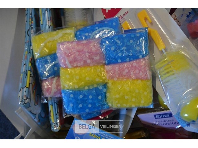 Doos div borstels, douchrkapjes en gordijnen - afbeelding 3 van  5