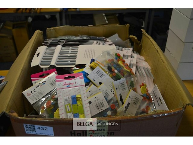 Doos div brei materialen - afbeelding 1 van  6