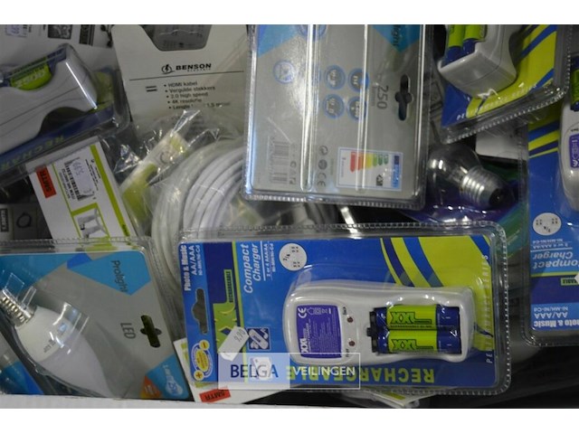 Doos div hdmi kabels, batterijen en led lampen - afbeelding 2 van  9
