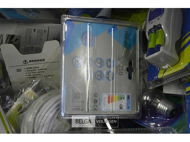 Doos div hdmi kabels, batterijen en led lampen - afbeelding 3 van  9