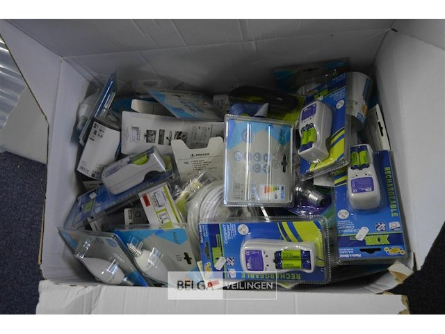 Doos div hdmi kabels , batterijen en led lampen - afbeelding 1 van  9