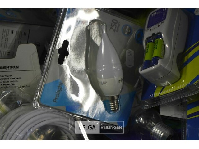 Doos div hdmi kabels , batterijen en led lampen - afbeelding 4 van  9