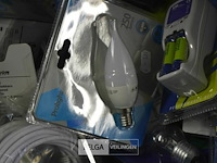 Doos div hdmi kabels , batterijen en led lampen - afbeelding 4 van  9