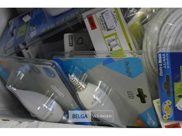 Doos div hdmi kabels , batterijen en led lampen - afbeelding 5 van  9