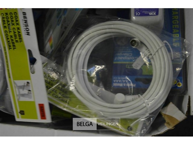 Doos div hdmi kabels , batterijen en led lampen - afbeelding 7 van  9