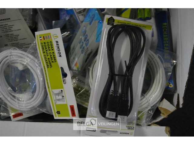 Doos div hdmi kabels , batterijen en led lampen - afbeelding 8 van  9