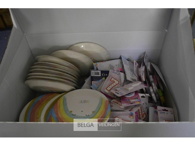 Doos div verjaardagskaarsen en bordjes - afbeelding 1 van  4