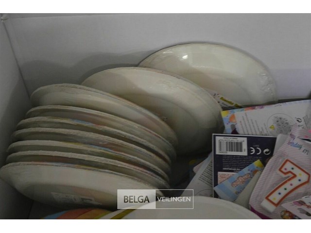 Doos div verjaardagskaarsen en bordjes - afbeelding 2 van  4