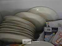 Doos div verjaardagskaarsen en bordjes - afbeelding 2 van  4