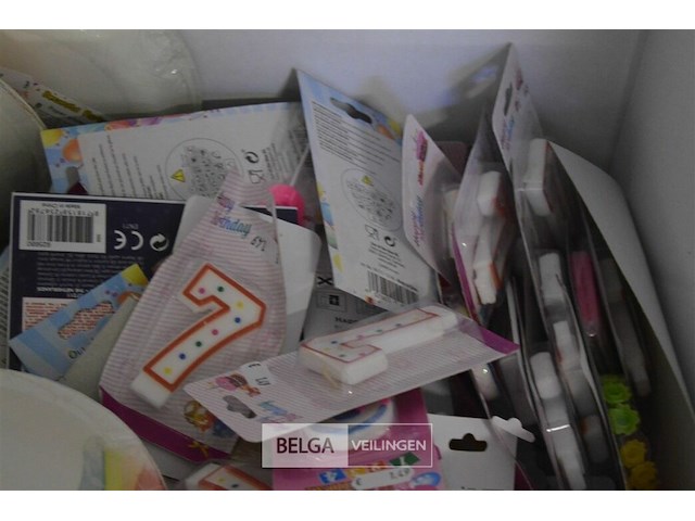 Doos div verjaardagskaarsen en bordjes - afbeelding 4 van  4