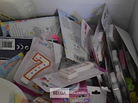 Doos div verjaardagskaarsen en bordjes - afbeelding 4 van  4