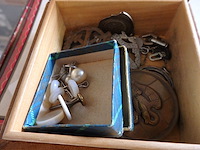Doos diverse sieraden - afbeelding 1 van  2