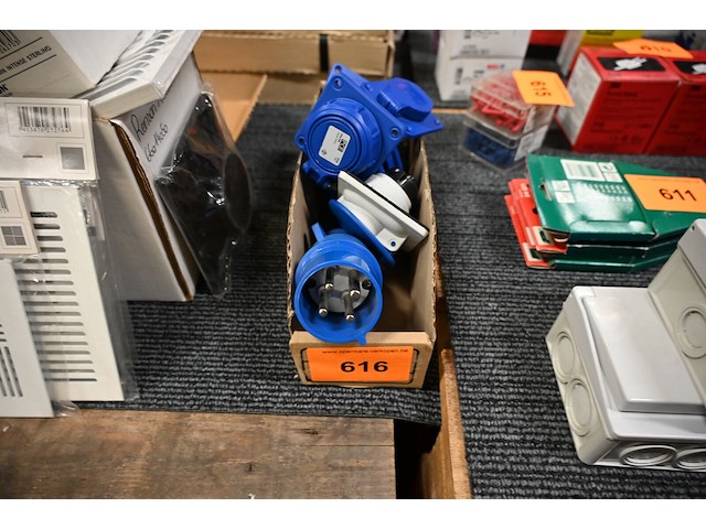 Doos diverse stekkers en wandcontactdozen - afbeelding 1 van  2