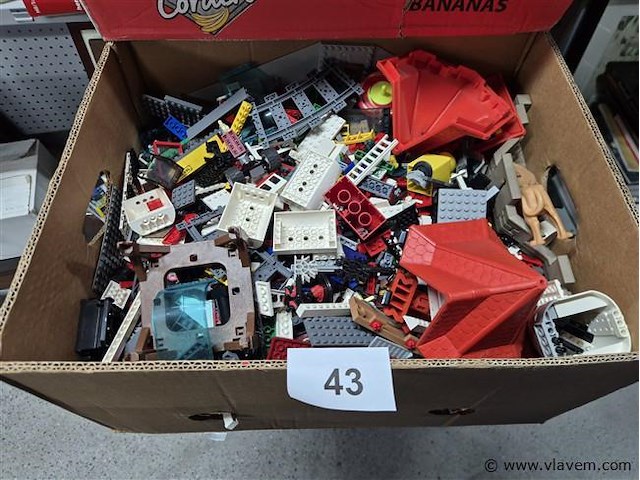 Doos gevuld met lego - afbeelding 1 van  3