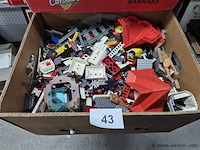 Doos gevuld met lego - afbeelding 1 van  3