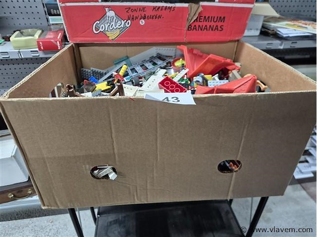 Doos gevuld met lego - afbeelding 2 van  3