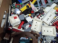 Doos gevuld met lego - afbeelding 3 van  3