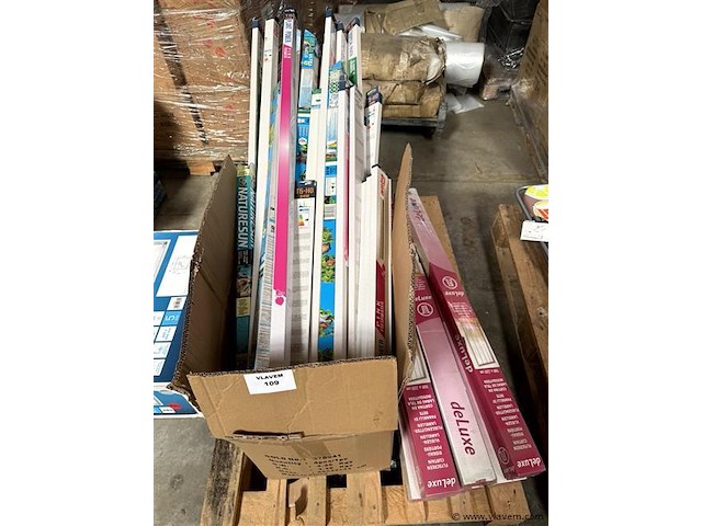 Doos, inh. div. aquarium toebehoren en enige vliegen-lamellen - afbeelding 1 van  4