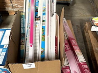 Doos, inh. div. aquarium toebehoren en enige vliegen-lamellen - afbeelding 1 van  4