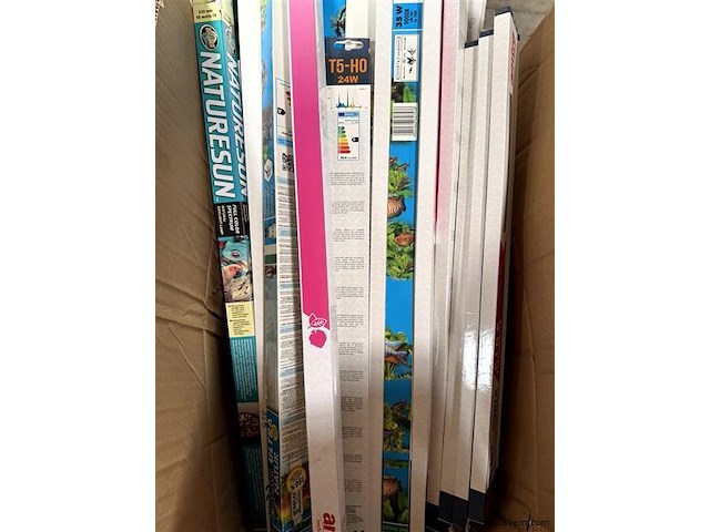 Doos, inh. div. aquarium toebehoren en enige vliegen-lamellen - afbeelding 2 van  4