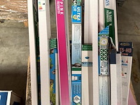 Doos, inh. div. aquarium toebehoren en enige vliegen-lamellen - afbeelding 3 van  4