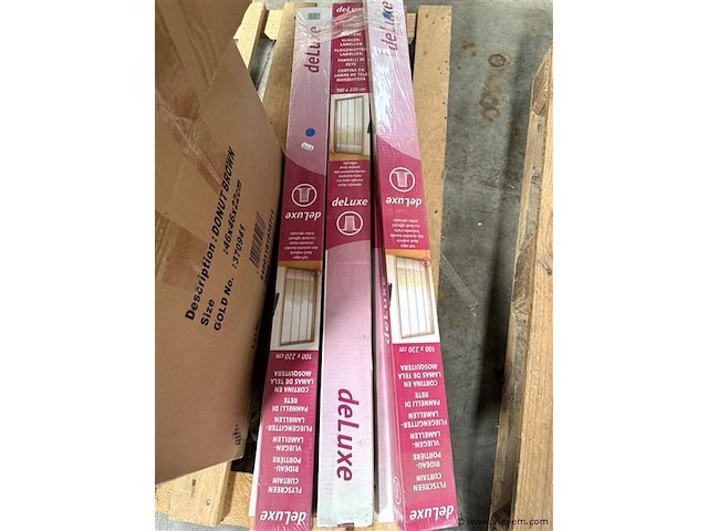 Doos, inh. div. aquarium toebehoren en enige vliegen-lamellen - afbeelding 4 van  4