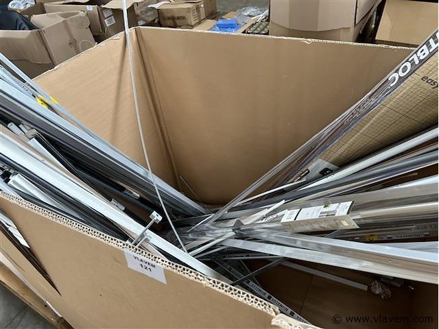 Doos, inh. div. profielen en rails - afbeelding 2 van  3