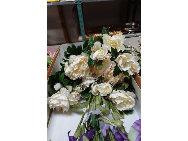 Doos kunstbloemen - afbeelding 2 van  3